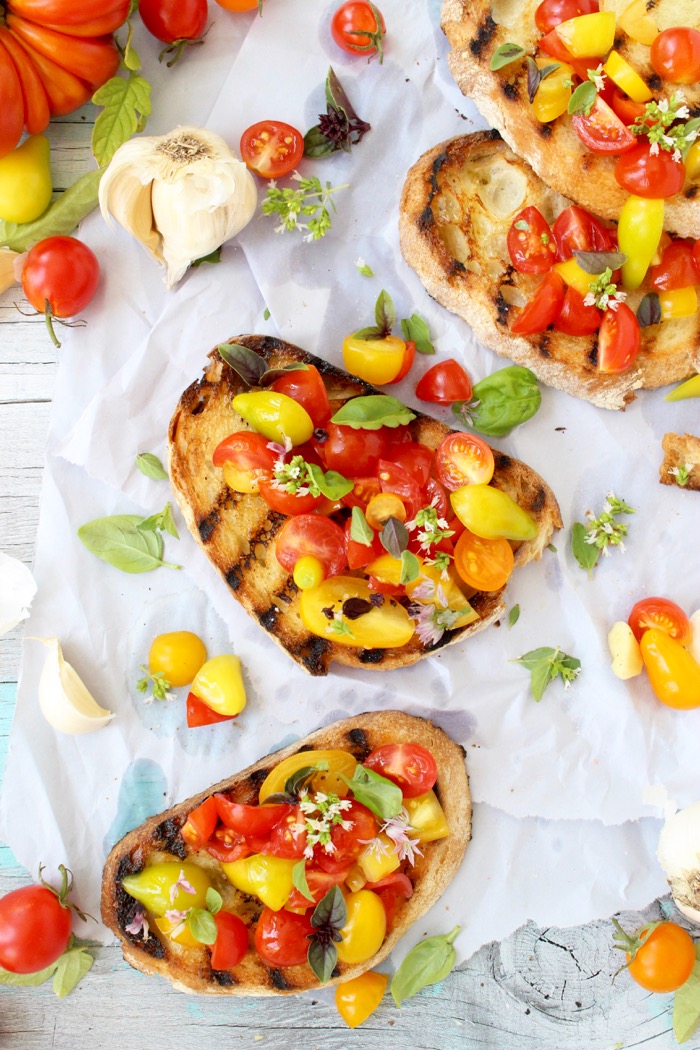 What ingredients do you need for an easy Italian bruschetta recipe?