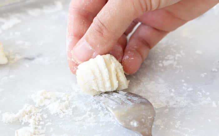 How to make ricotta gnocchi with ridges from scratch 